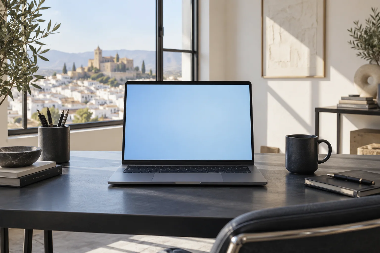 Portátil sobre un escritorio de trabajo con pantalla neutra