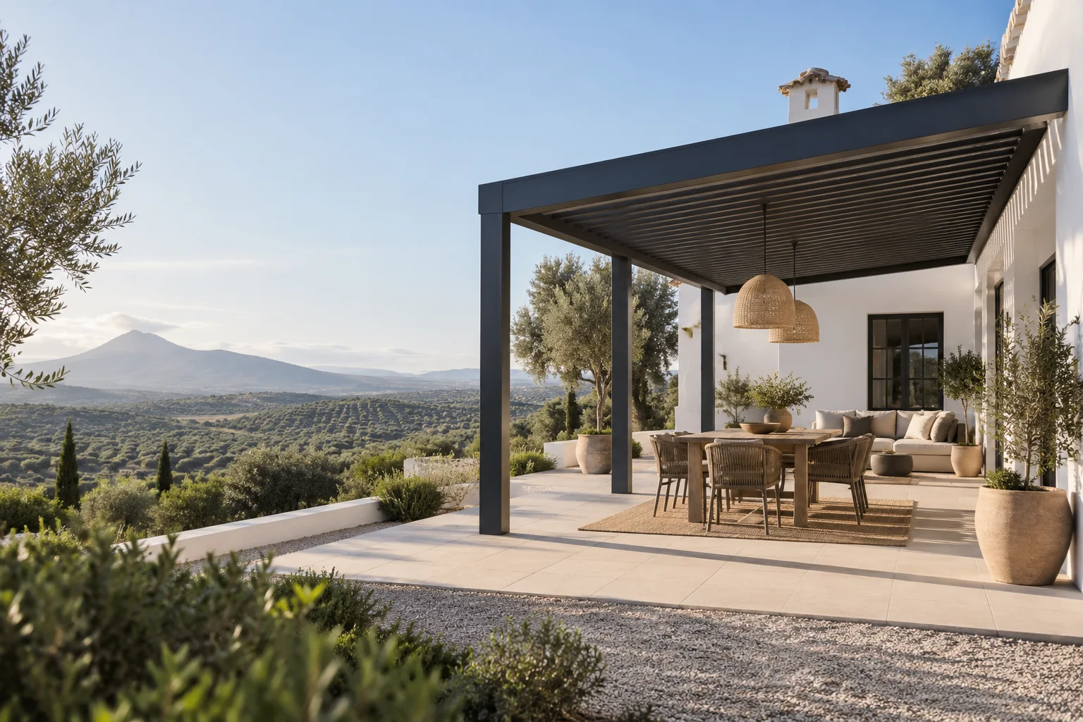 Pérgola antracita junto a una vivienda blanca y un olivar