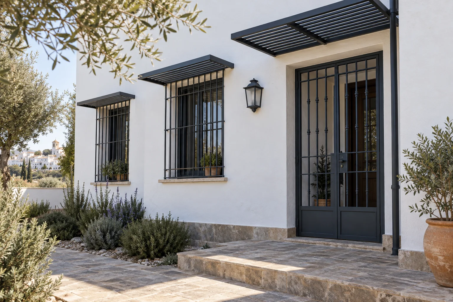 Fachada con ventana de aluminio, cancela y protección solar