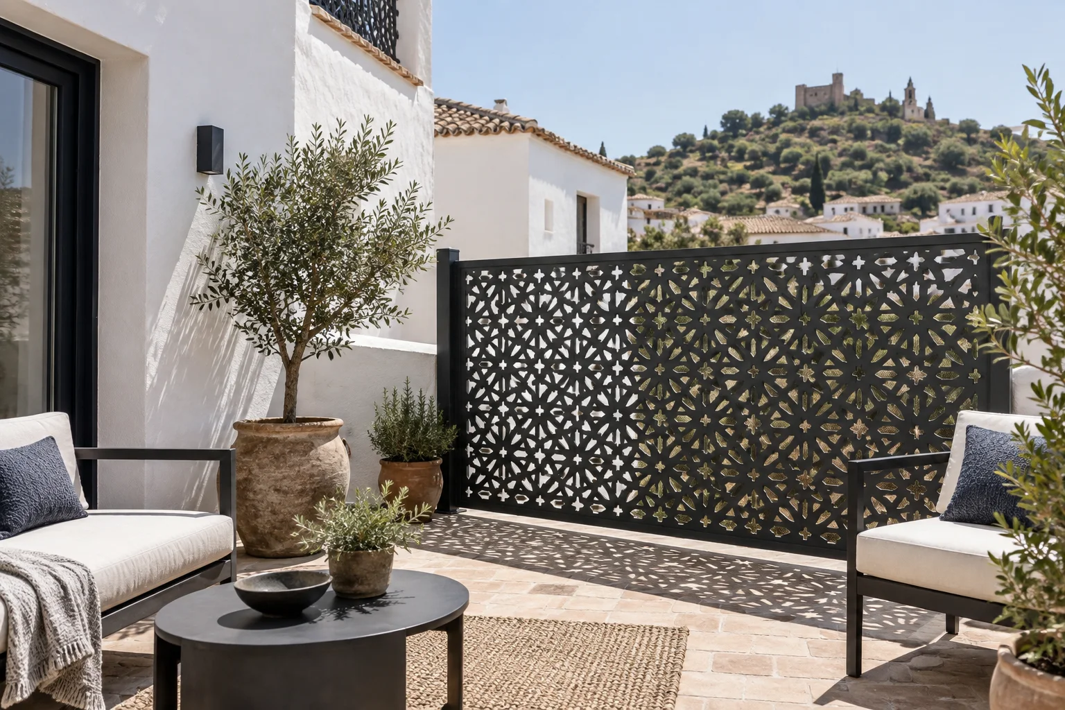 Celosía metálica de dibujo geométrico en una terraza