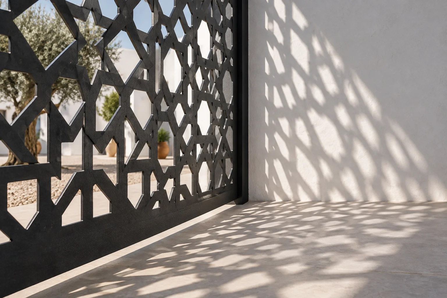 Sombras de un panel metálico perforado sobre una pared
