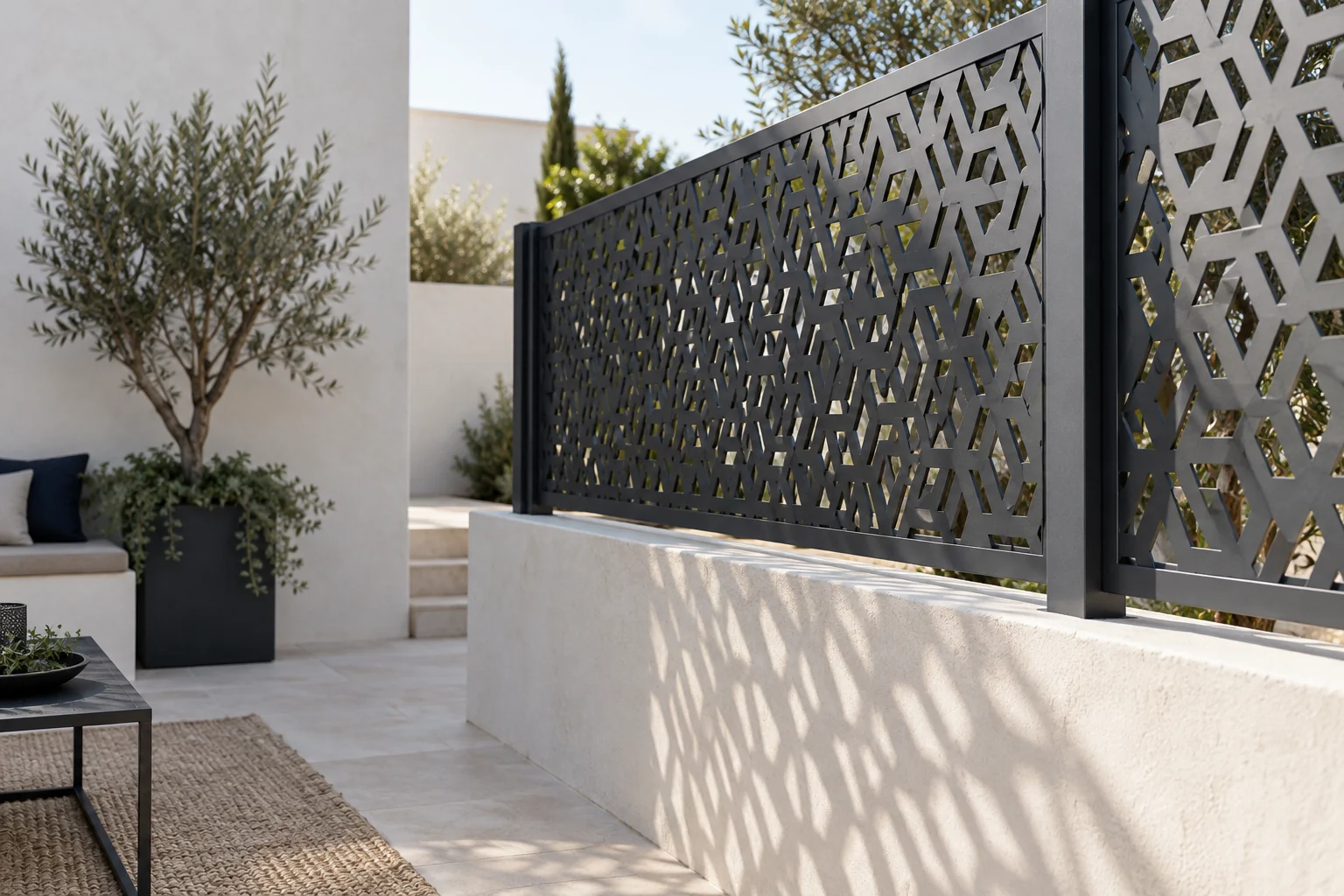 Celosía geométrica de metal proyectando sombras suaves sobre un muro claro.