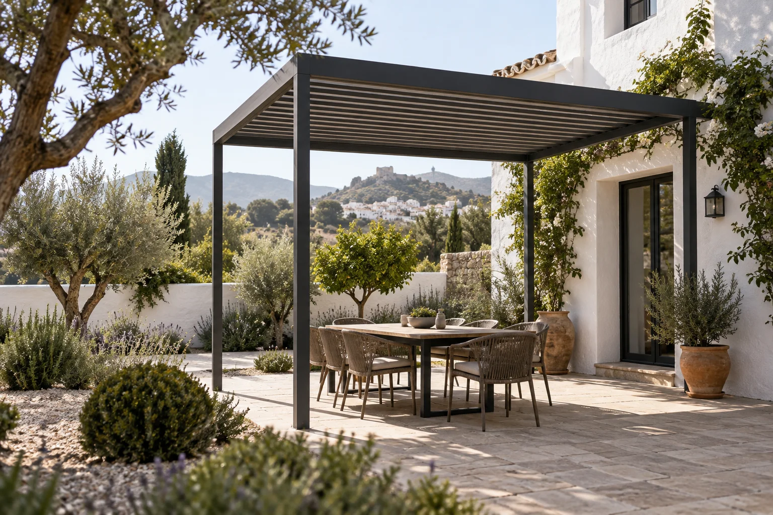 Pérgola independiente de acero en un jardín
