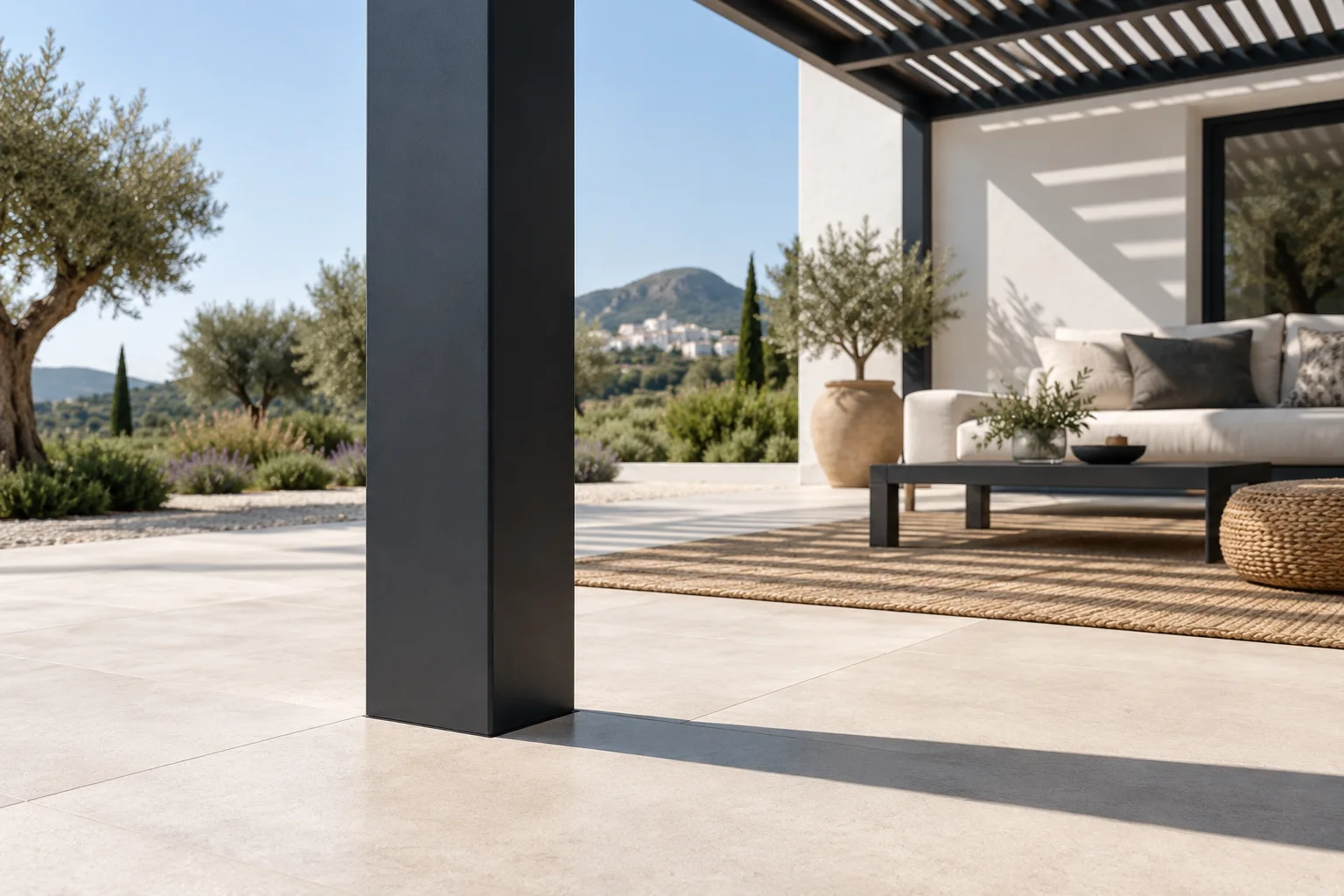 Encuentro de un pilar de pérgola con el pavimento del patio