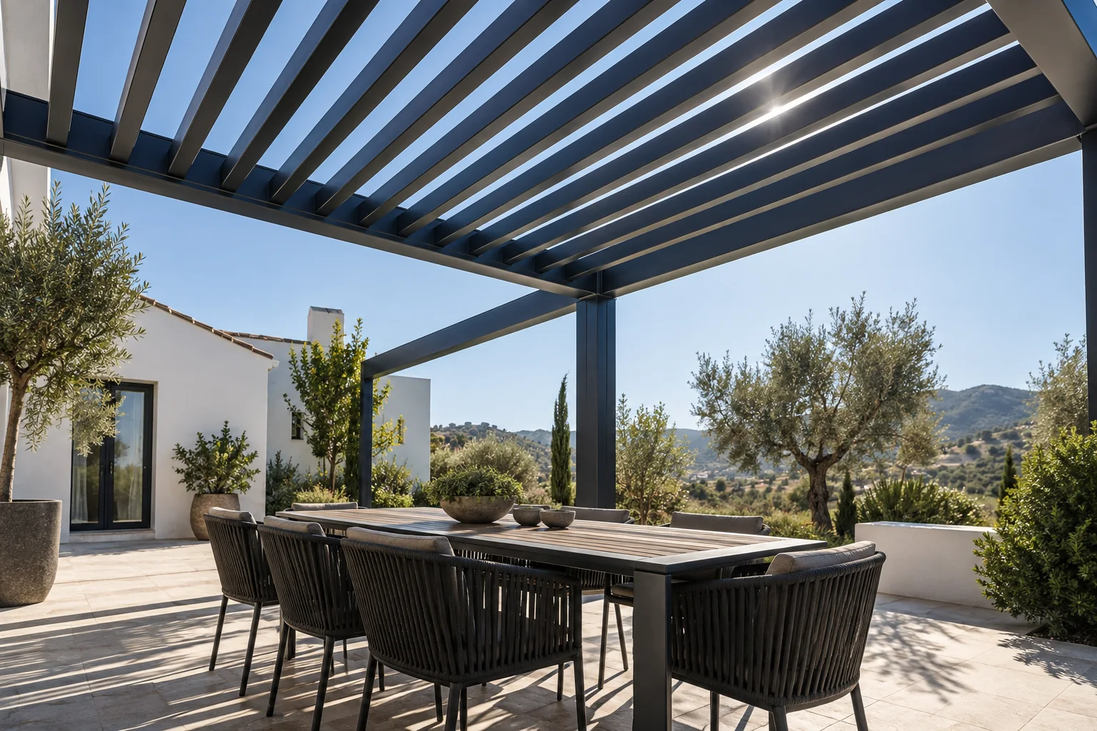 Vista inferior de vigas y sombra de una pérgola abierta