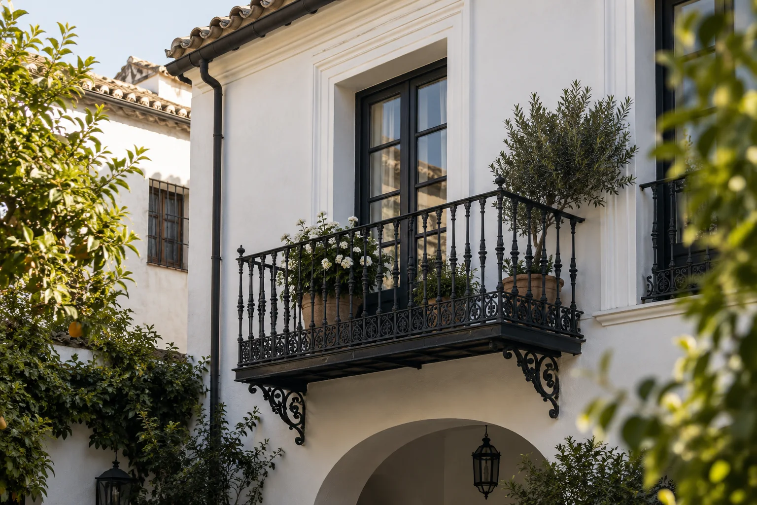Balcón de hierro de líneas tradicionales en un patio blanco